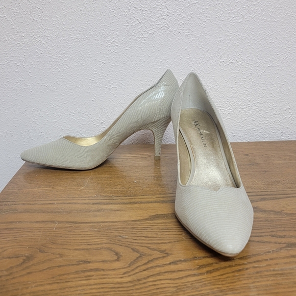 #16 Anne Klein AK Cream-Colored Round-Toed Pump 8.5M - Picture 2 of 13